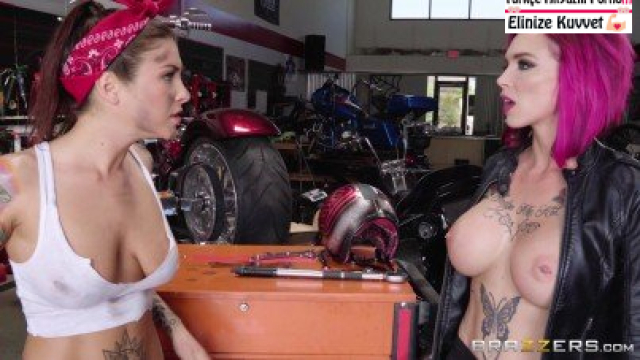Kirlenmiş Amlarını Yalıyarak Temizliyen Motorcu Kızlar